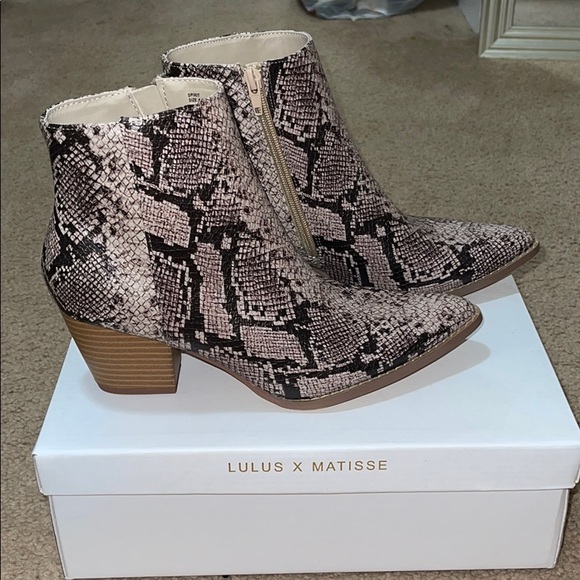 Lulus Shoes - Lulu snake skin booties